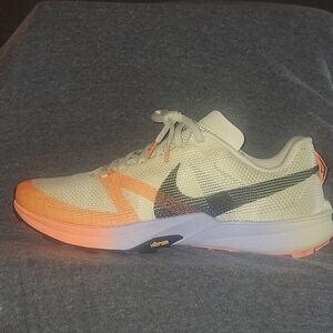 Nike Kiger 10 Trail Running Shoe ~ Alabaster Total Orange FV3929-701 Men's: 10.5